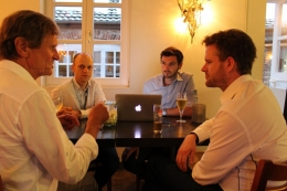 Da sinistra a destra: Klaus Fiedler, Jan Crusius, Oliver Genschow, Daniel Lakens (Foto di Alex Koch).