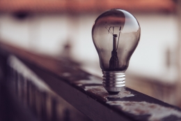 Lampada. From Pedrobeja via Pixabay (https://pixabay.com/it/lampada-idee-creativit%C3%A0-2390164/), cc (https://creativecommons.org/licenses/by/2.0/)